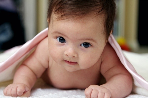 Trẻ 4 tháng tuổi biết làm gì? Số đo tiêu chuẩn của trẻ 4 tháng tuổi